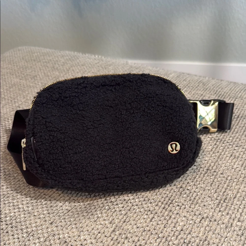 Lululemon Everywhere‎ Belt Bag Sherpa Black Gold 1L